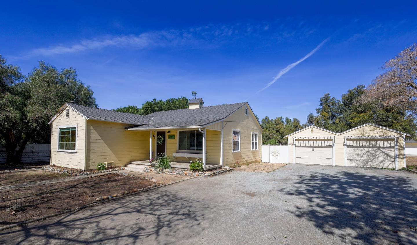 Detail Gallery Image 2 of 41 For 1320 Santa Ana Rd, Hollister,  CA 95023 - 2 Beds | 1 Baths