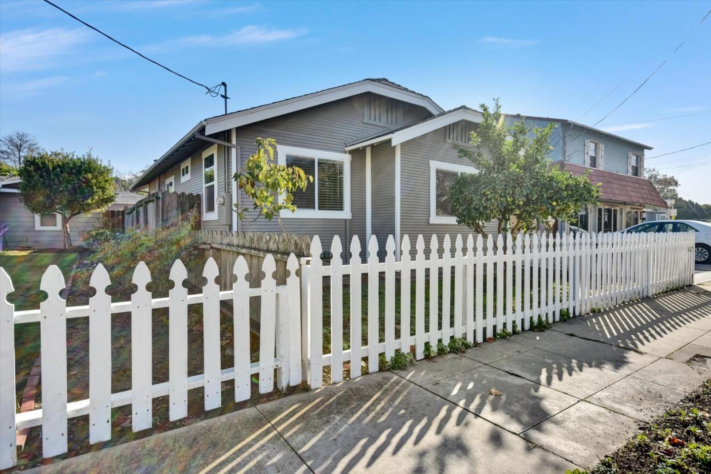 Detail Gallery Image 3 of 42 For 367 College St, Hollister,  CA 95023 - 3 Beds | 1 Baths