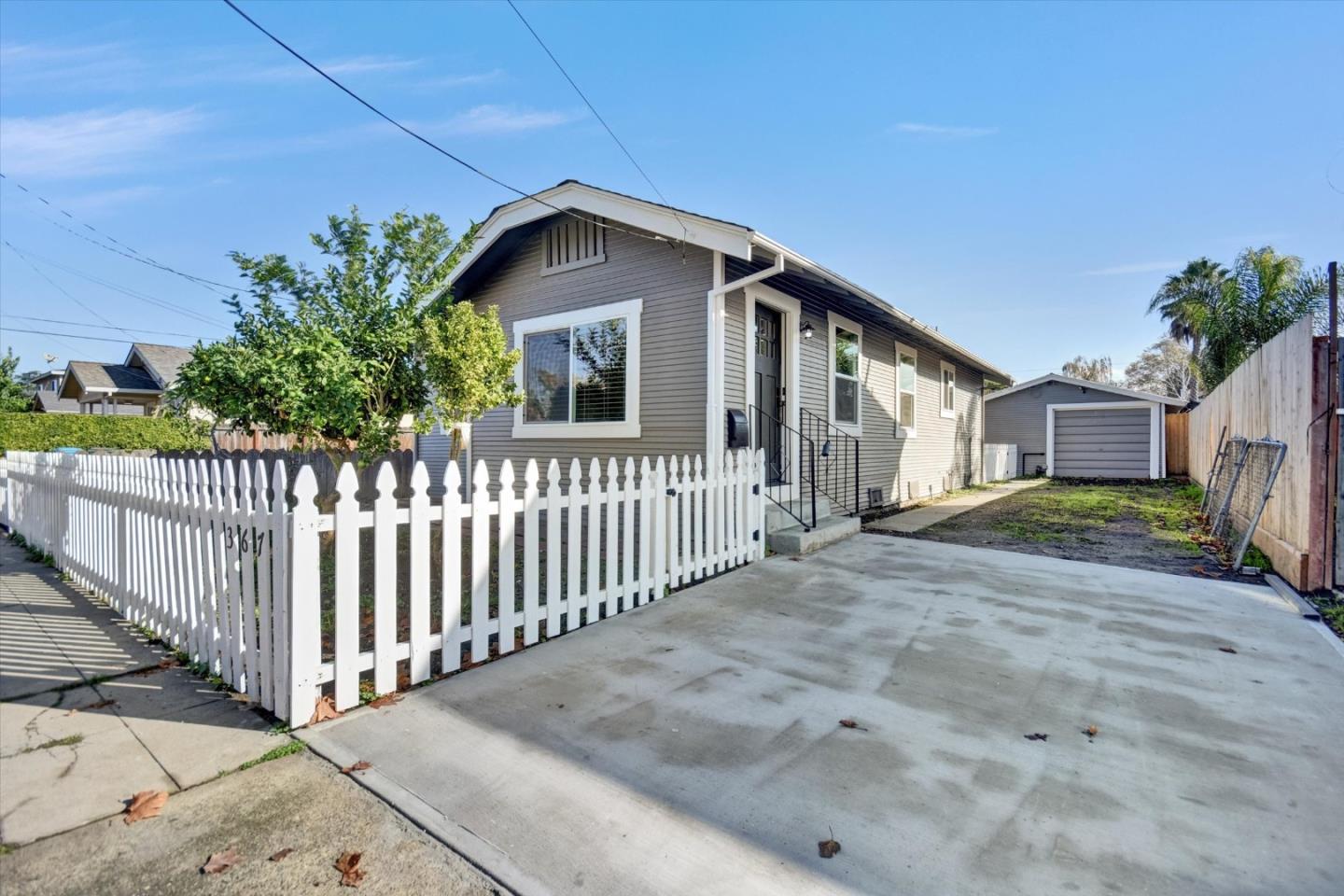 Detail Gallery Image 5 of 42 For 367 College St, Hollister,  CA 95023 - 3 Beds | 1 Baths