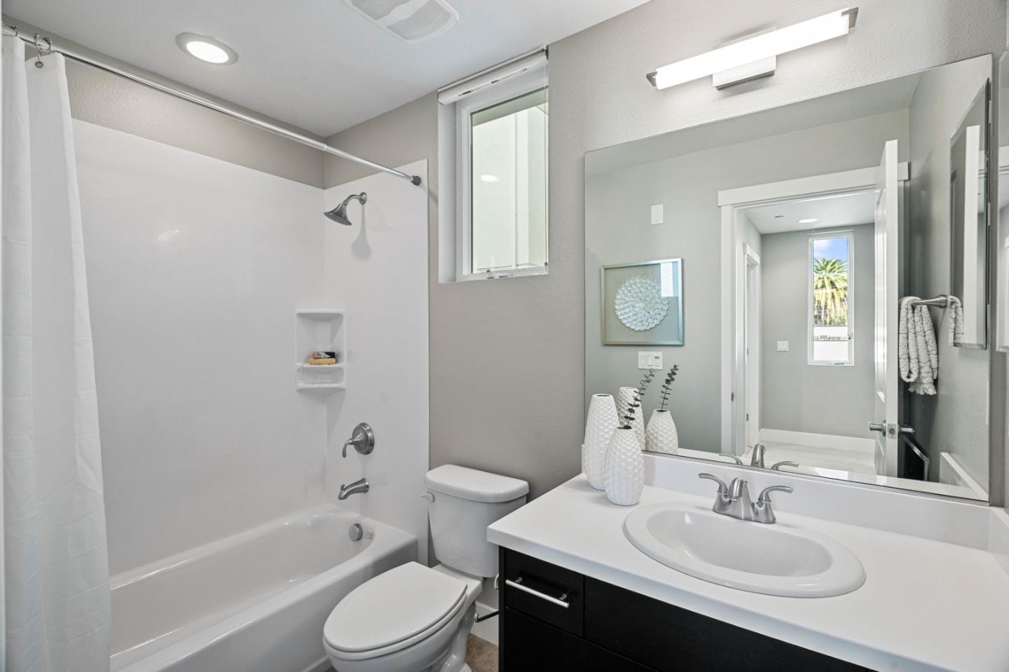 Detail Gallery Image 16 of 30 For 630 Warren St, Redwood City,  CA 94063 - 3 Beds | 3/1 Baths