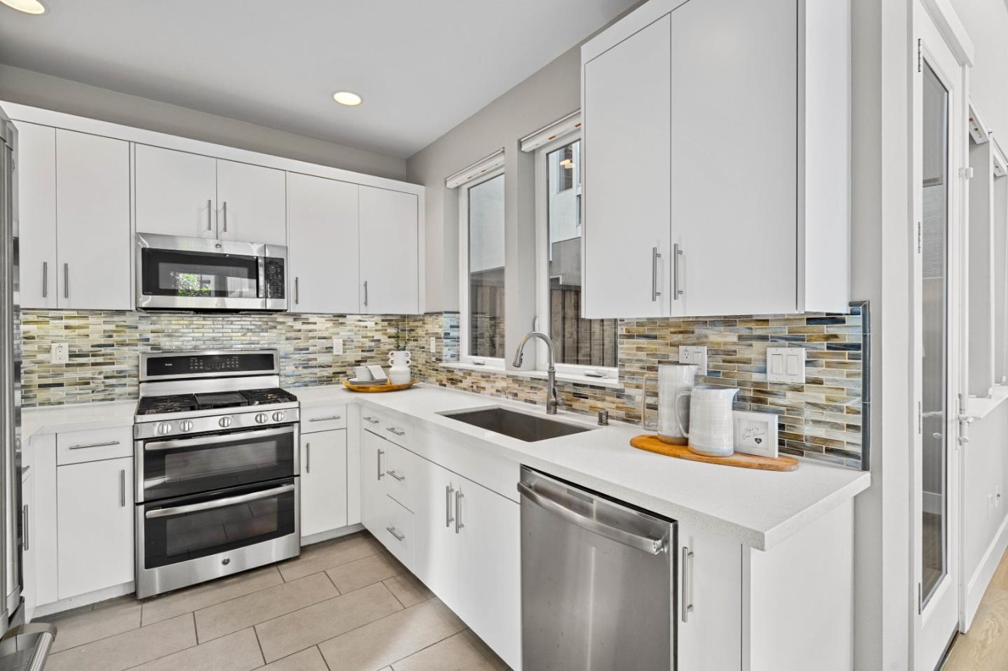 Detail Gallery Image 7 of 30 For 630 Warren St, Redwood City,  CA 94063 - 3 Beds | 3/1 Baths