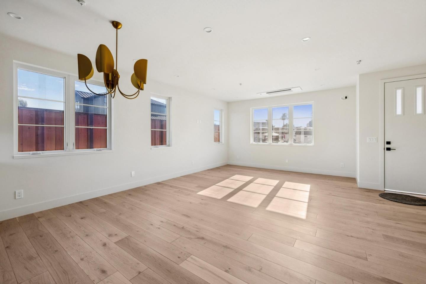 Detail Gallery Image 2 of 43 For 577 Creekside Ct, Half Moon Bay,  CA 94019 - 3 Beds | 2/1 Baths