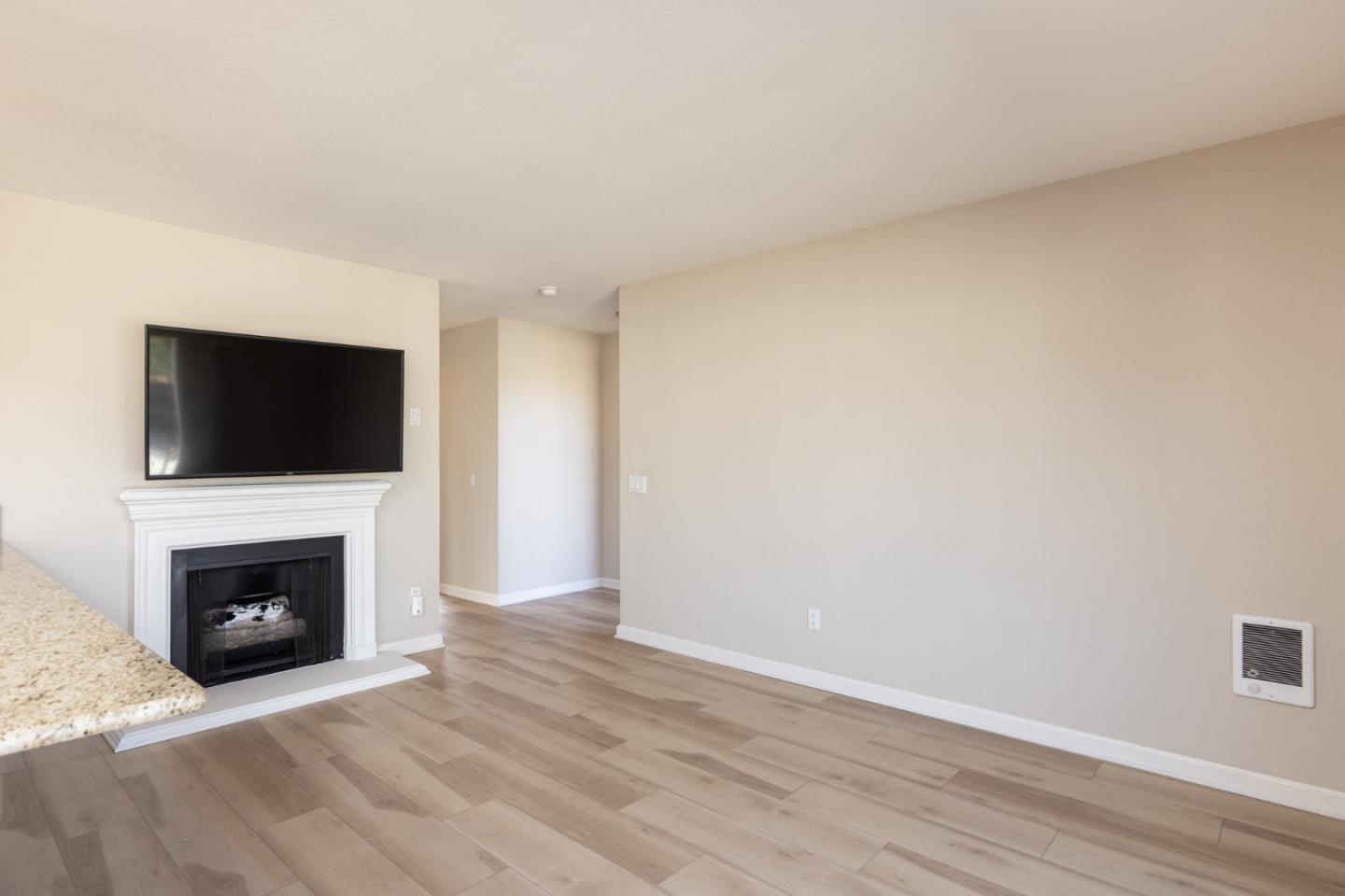 Detail Gallery Image 5 of 18 For 300 Glenwood Cir #265,  Monterey,  CA 93940 - 2 Beds | 1 Baths