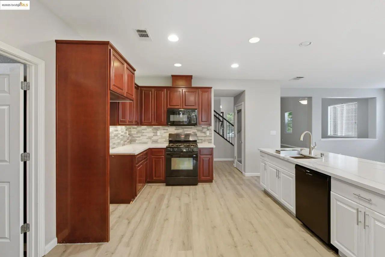 Detail Gallery Image 5 of 9 For 145 Warhol Way, Oakley,  CA 94561 - 4 Beds | 3/1 Baths