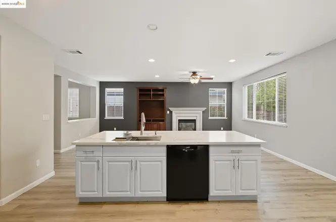 Detail Gallery Image 6 of 9 For 145 Warhol Way, Oakley,  CA 94561 - 4 Beds | 3/1 Baths