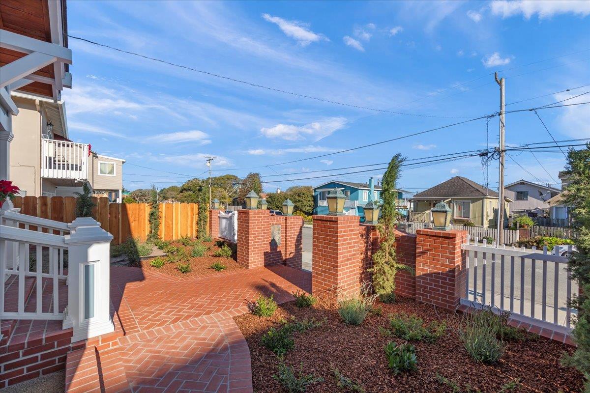 Detail Gallery Image 4 of 43 For 272 Clay St, Monterey,  CA 93940 - 3 Beds | 1 Baths