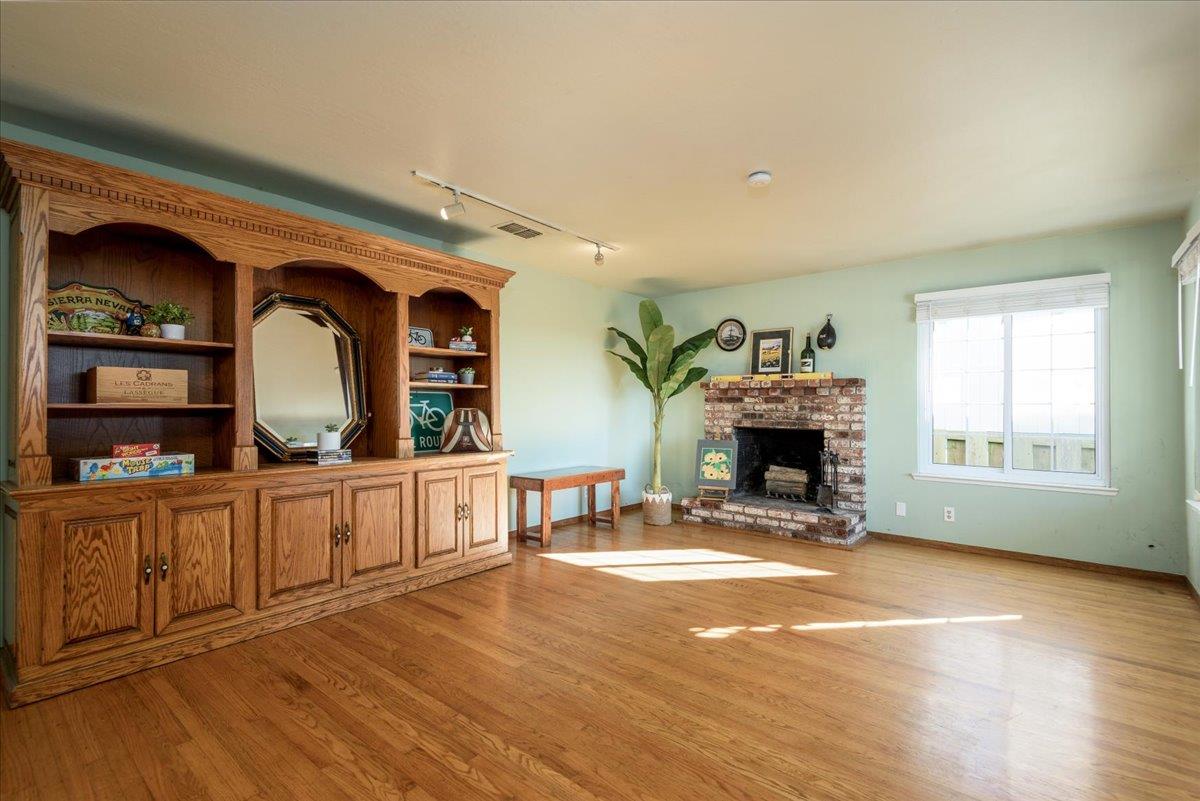 Detail Gallery Image 3 of 23 For 855 Sierra St, Moss Beach,  CA 94038 - 4 Beds | 2 Baths