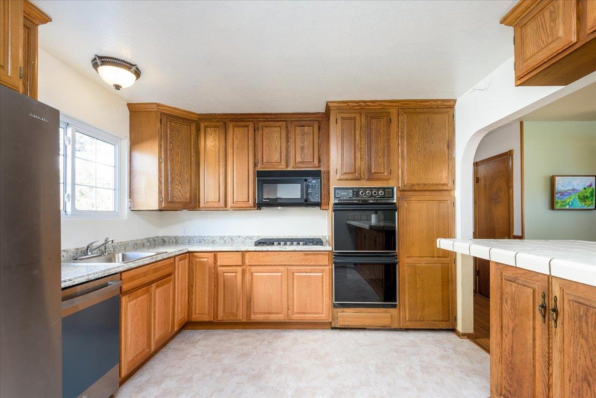 Detail Gallery Image 8 of 23 For 855 Sierra St, Moss Beach,  CA 94038 - 4 Beds | 2 Baths