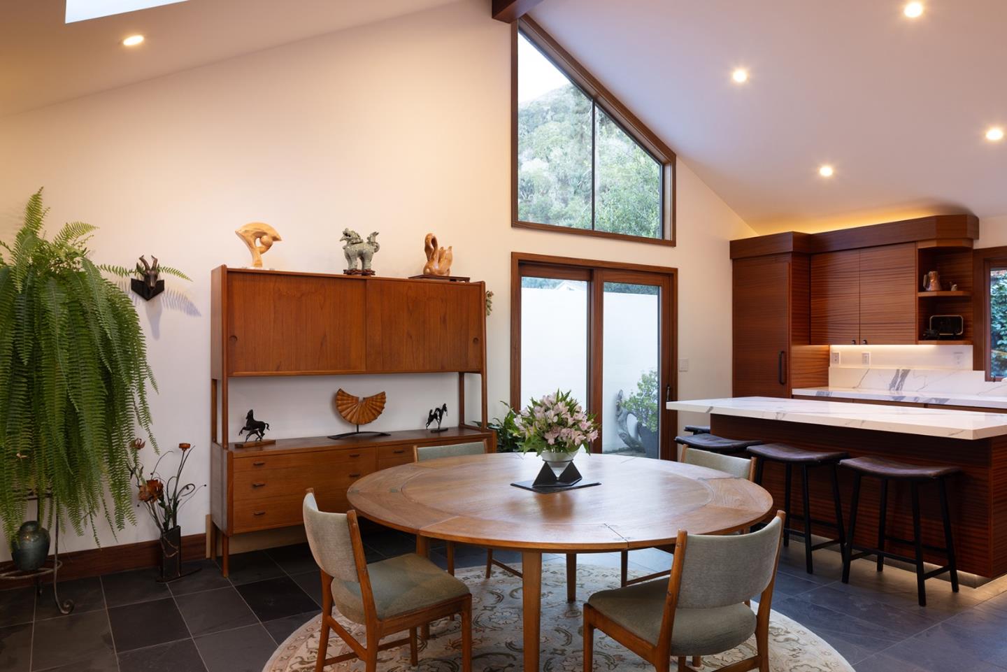 Detail Gallery Image 12 of 22 For 9563 Oak Ct, Carmel,  CA 93923 - 3 Beds | 3 Baths