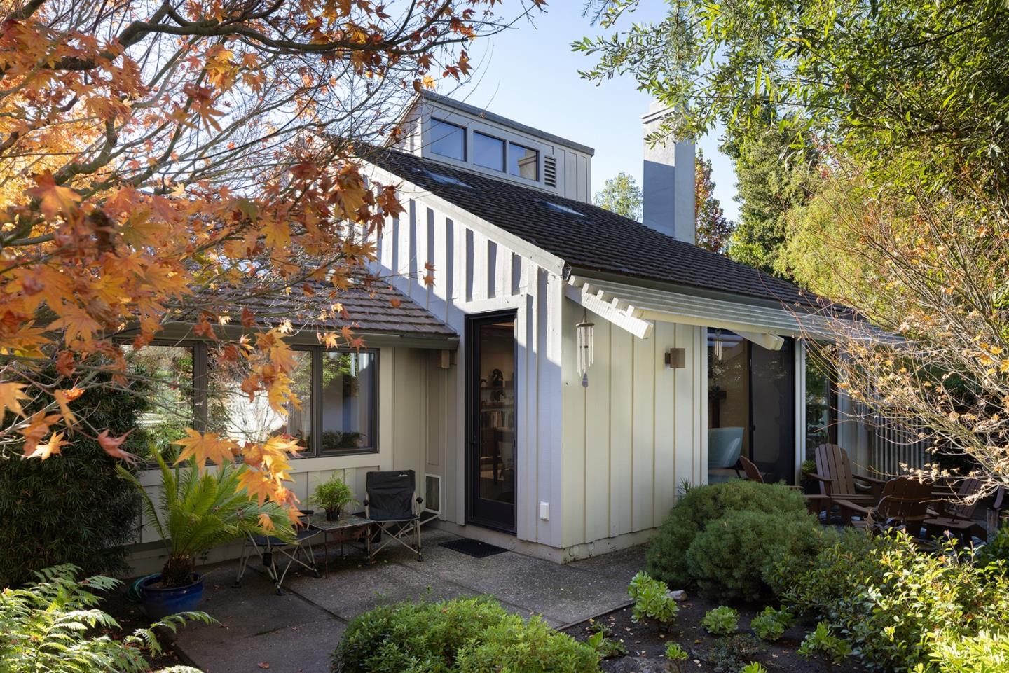 Detail Gallery Image 4 of 22 For 9563 Oak Ct, Carmel,  CA 93923 - 3 Beds | 3 Baths