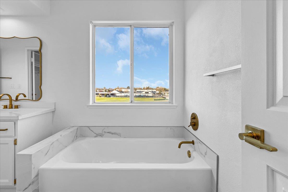 Detail Gallery Image 25 of 46 For 949 Nantucket Blvd #11,  Salinas,  CA 93906 - 3 Beds | 2/1 Baths
