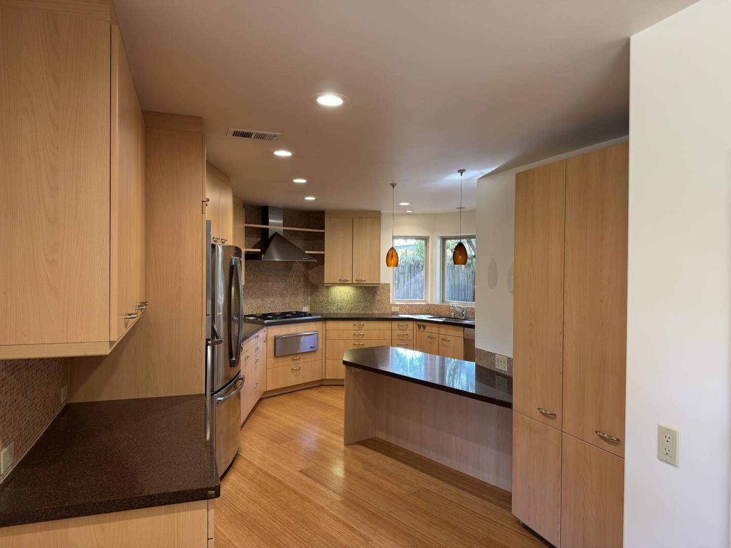 Detail Gallery Image 2 of 17 For 130 Garland Way, Los Altos,  CA 94022 - 5 Beds | 2/1 Baths