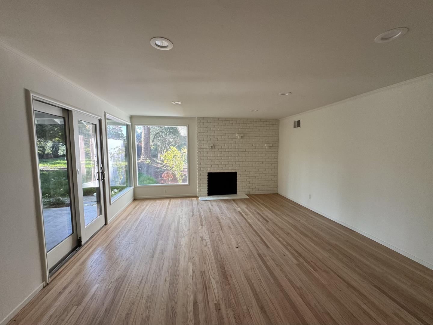 Detail Gallery Image 8 of 17 For 130 Garland Way, Los Altos,  CA 94022 - 5 Beds | 2/1 Baths