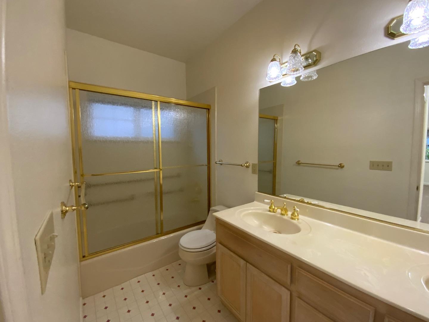 Detail Gallery Image 13 of 37 For 61 Orchard Ave, Redwood City,  CA 94061 - 4 Beds | 3/1 Baths