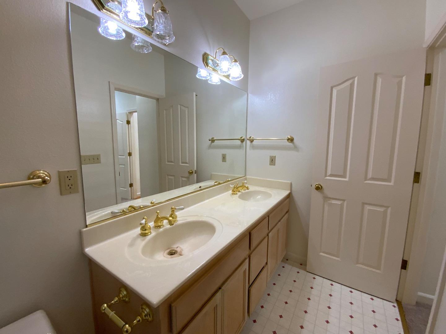 Detail Gallery Image 15 of 37 For 61 Orchard Ave, Redwood City,  CA 94061 - 4 Beds | 3/1 Baths