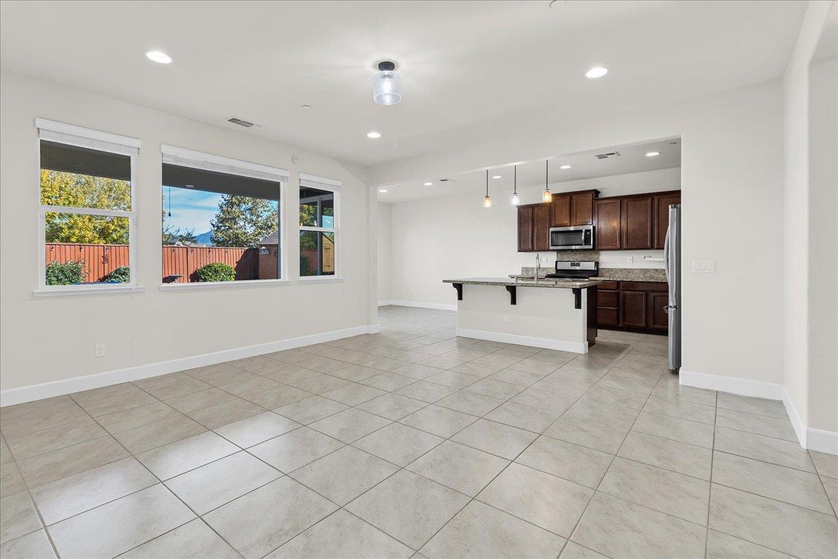 Detail Gallery Image 12 of 59 For 215 Lucero Dr, Hollister,  CA 95023 - 3 Beds | 2 Baths