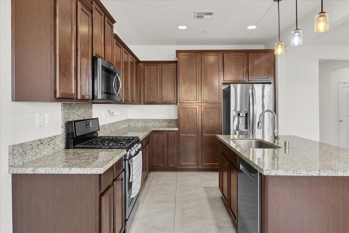 Detail Gallery Image 14 of 59 For 215 Lucero Dr, Hollister,  CA 95023 - 3 Beds | 2 Baths