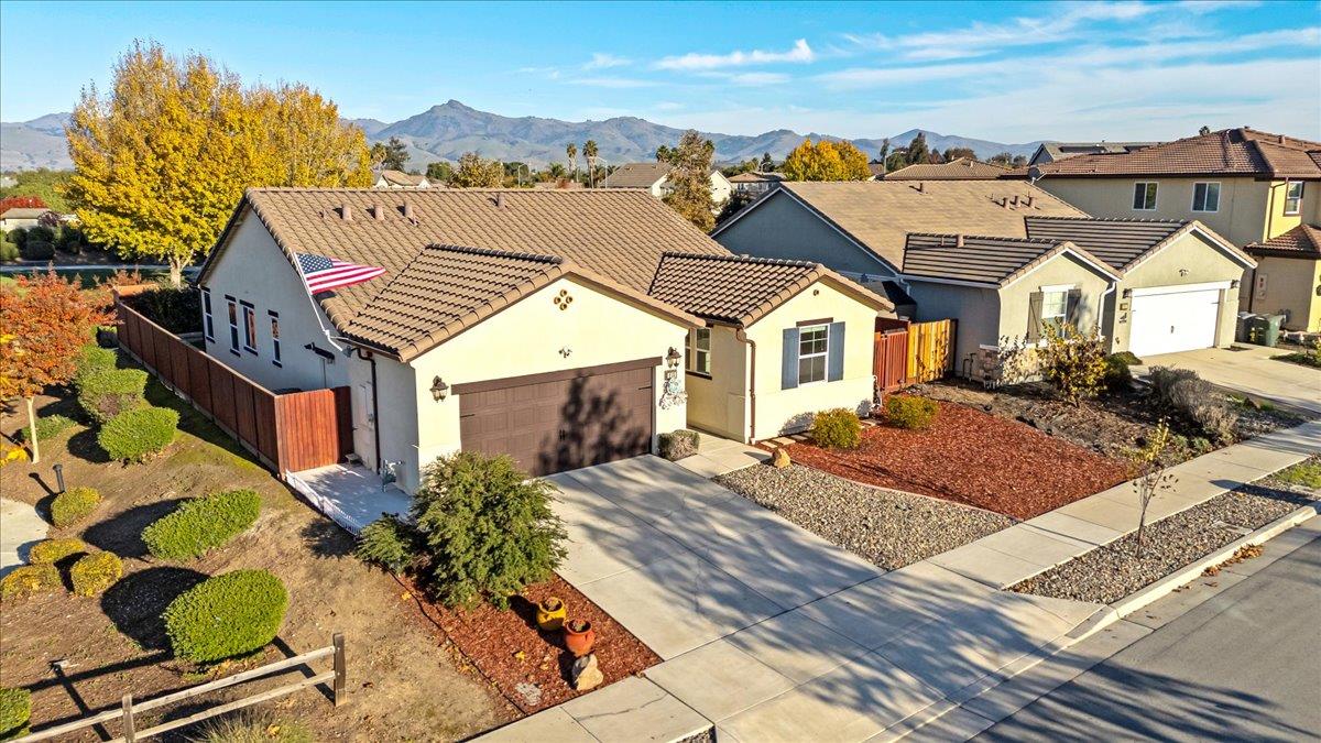 Detail Gallery Image 3 of 59 For 215 Lucero Dr, Hollister,  CA 95023 - 3 Beds | 2 Baths