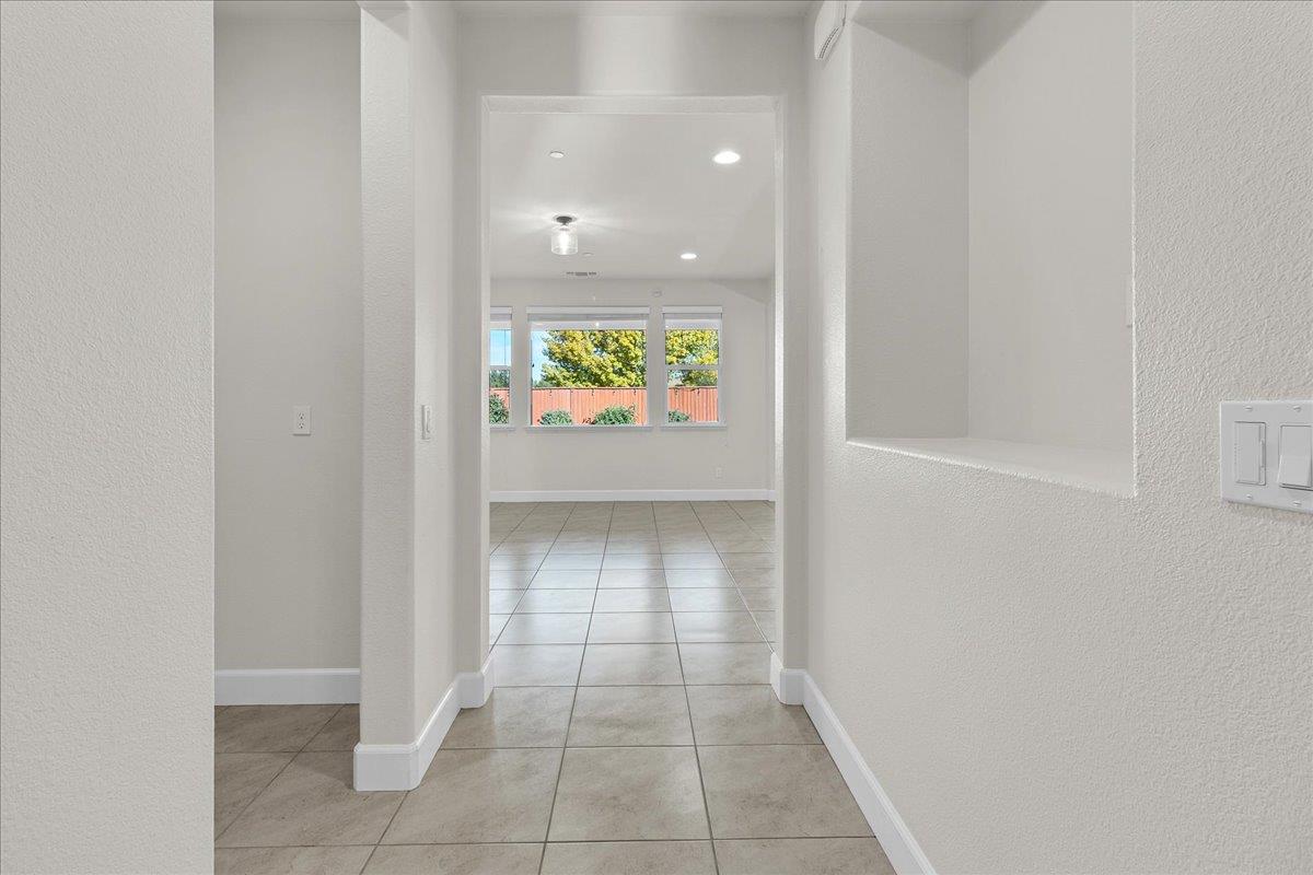Detail Gallery Image 9 of 59 For 215 Lucero Dr, Hollister,  CA 95023 - 3 Beds | 2 Baths