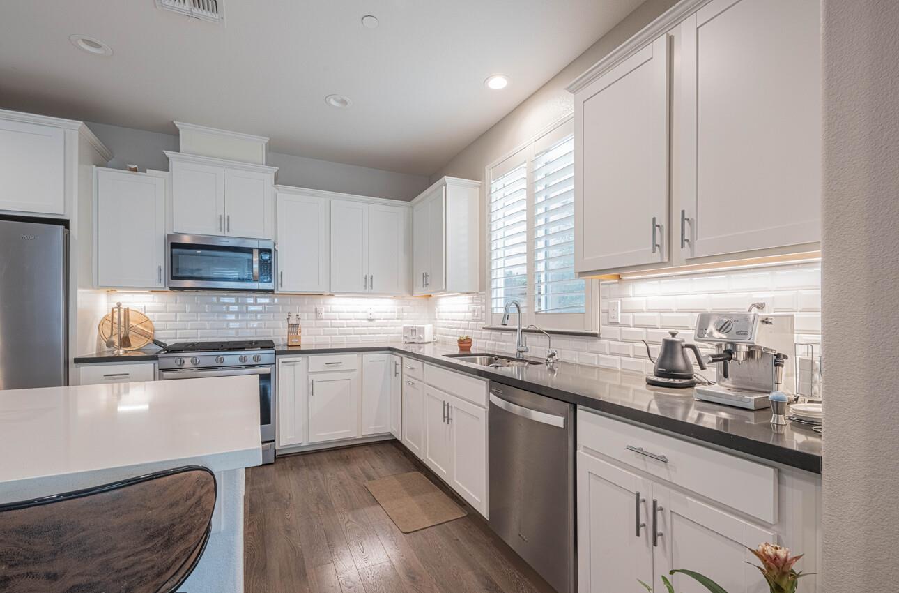 Detail Gallery Image 10 of 43 For 19130 Fallingwater Ln, Marina,  CA 93933 - 3 Beds | 2/1 Baths