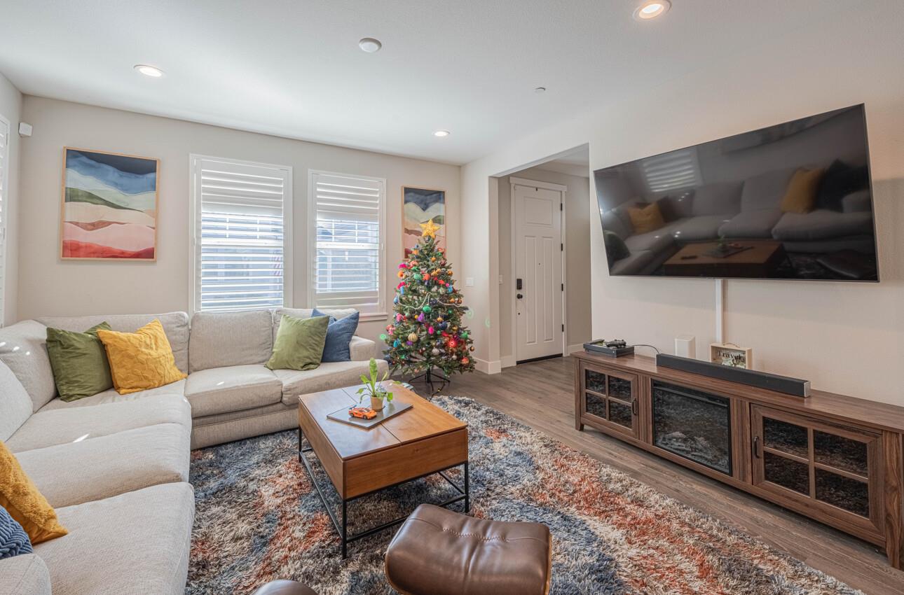 Detail Gallery Image 4 of 43 For 19130 Fallingwater Ln, Marina,  CA 93933 - 3 Beds | 2/1 Baths