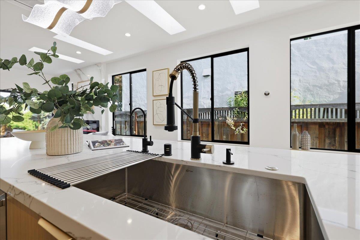 Detail Gallery Image 10 of 67 For 747 W Washington Ave, Sunnyvale,  CA 94086 - 4 Beds | 4/1 Baths