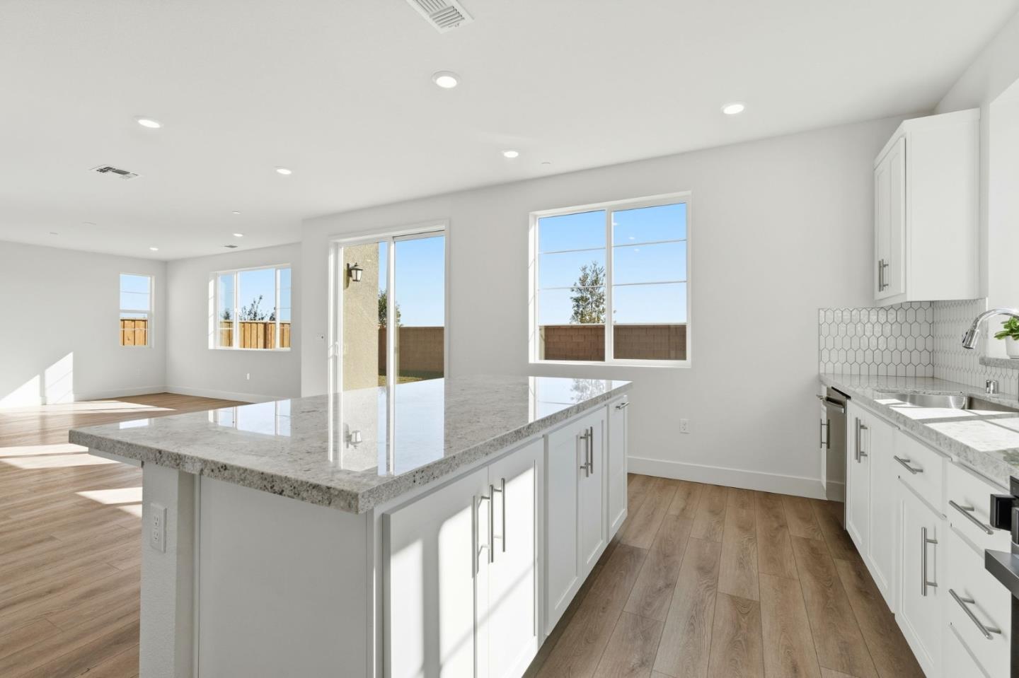 Detail Gallery Image 11 of 27 For 5728 Placer Dr, Tracy,  CA 95377 - 4 Beds | 3/1 Baths