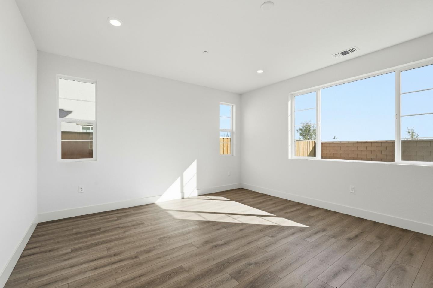 Detail Gallery Image 6 of 27 For 5728 Placer Dr, Tracy,  CA 95377 - 4 Beds | 3/1 Baths