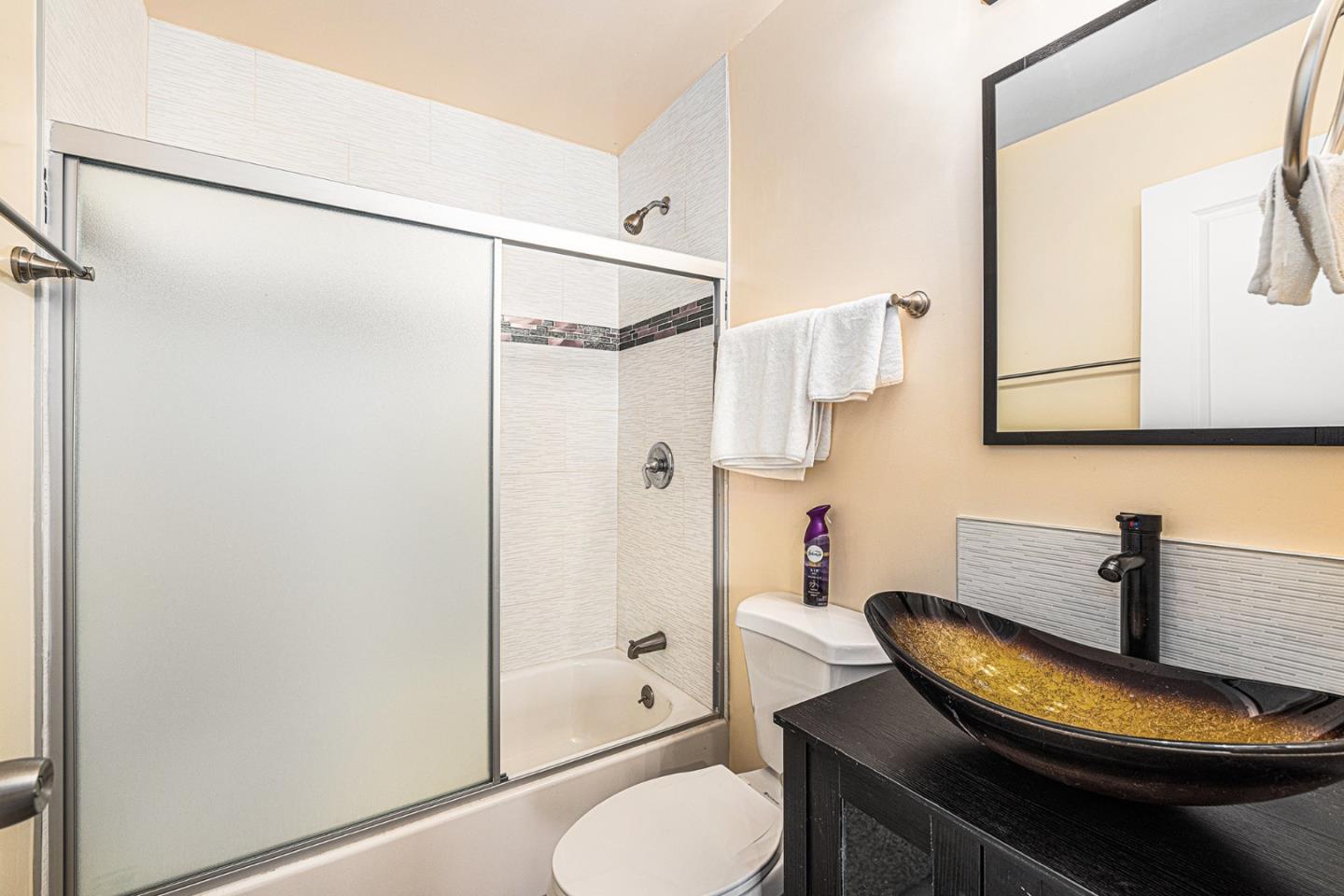 Detail Gallery Image 14 of 25 For 2531 Wallace St, Oakland,  CA 94606 - 4 Beds | 4 Baths