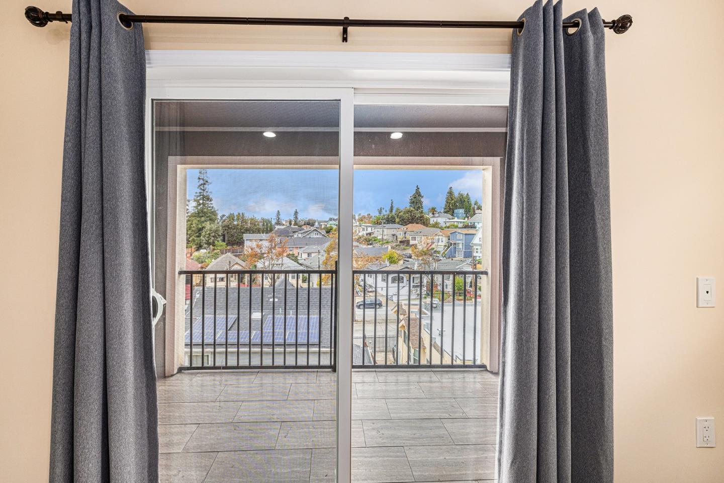 Detail Gallery Image 20 of 25 For 2531 Wallace St, Oakland,  CA 94606 - 4 Beds | 4 Baths