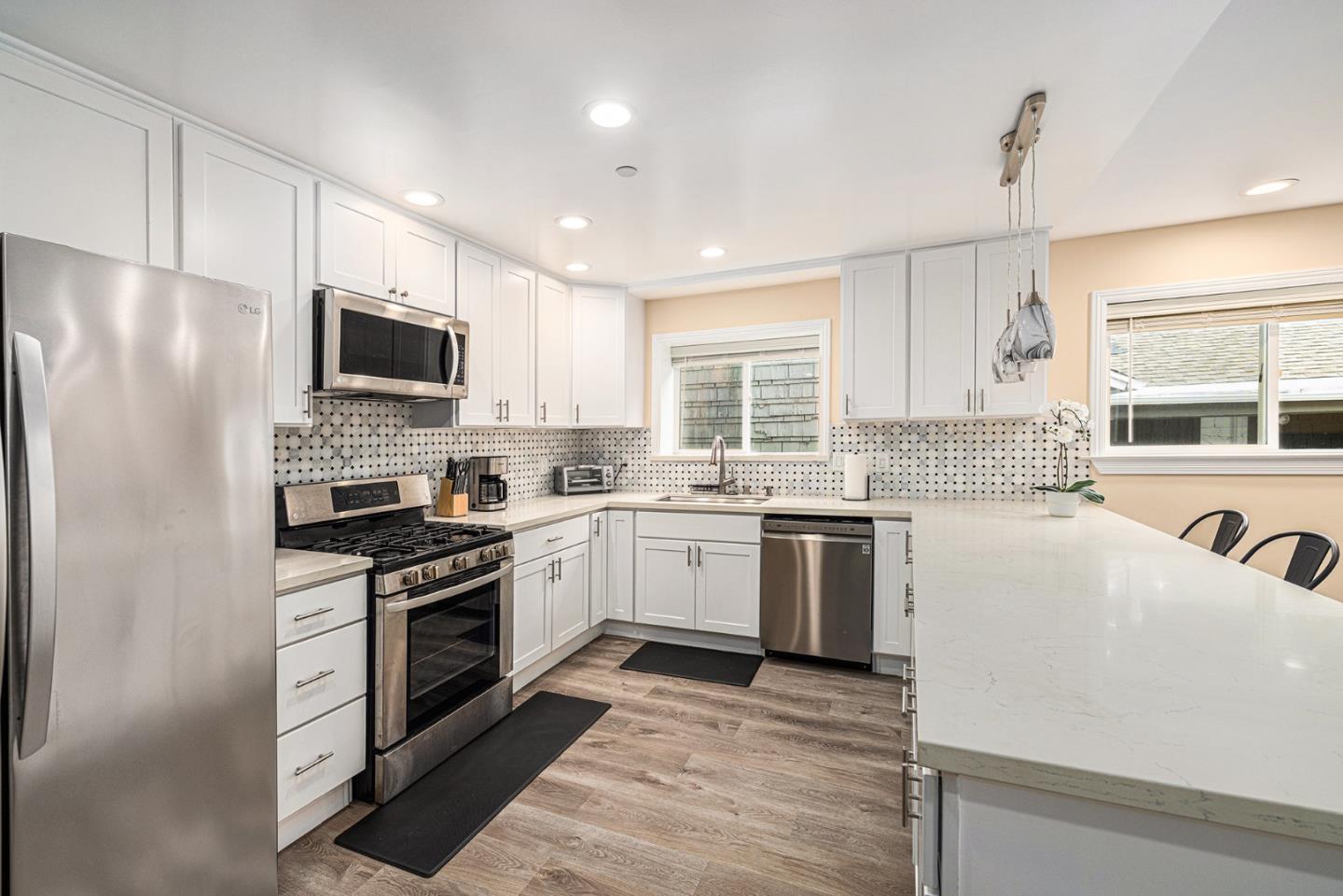 Detail Gallery Image 4 of 25 For 2531 Wallace St, Oakland,  CA 94606 - 4 Beds | 4 Baths