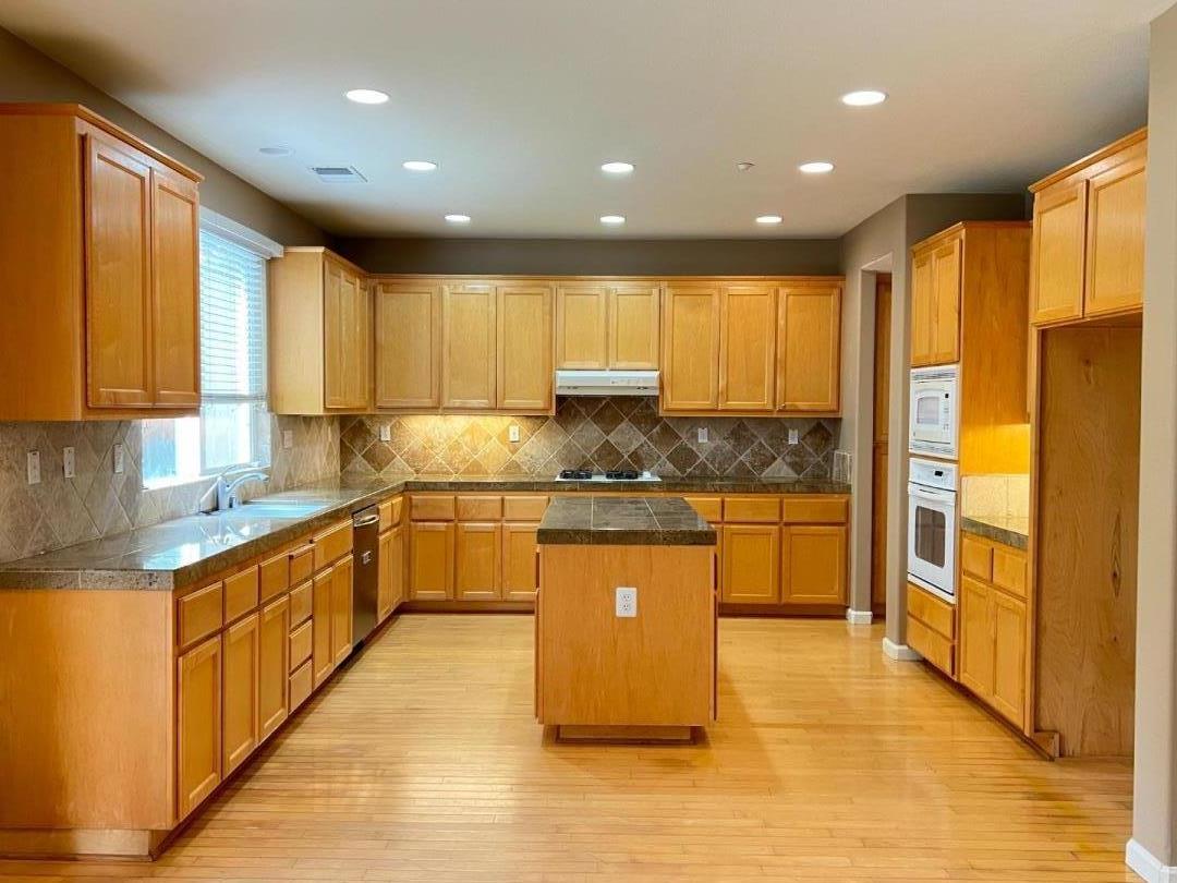 Detail Gallery Image 3 of 11 For 2827 Canwick Ln, Brentwood,  CA 94513 - 5 Beds | 3 Baths