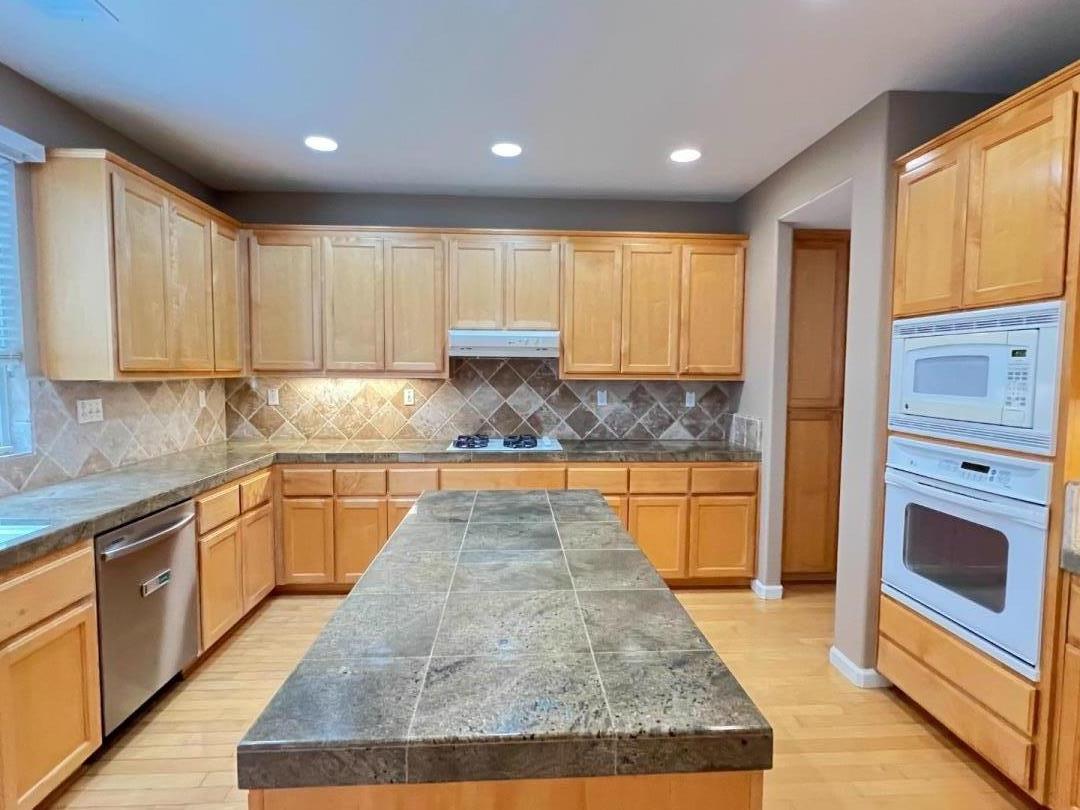 Detail Gallery Image 8 of 11 For 2827 Canwick Ln, Brentwood,  CA 94513 - 5 Beds | 3 Baths