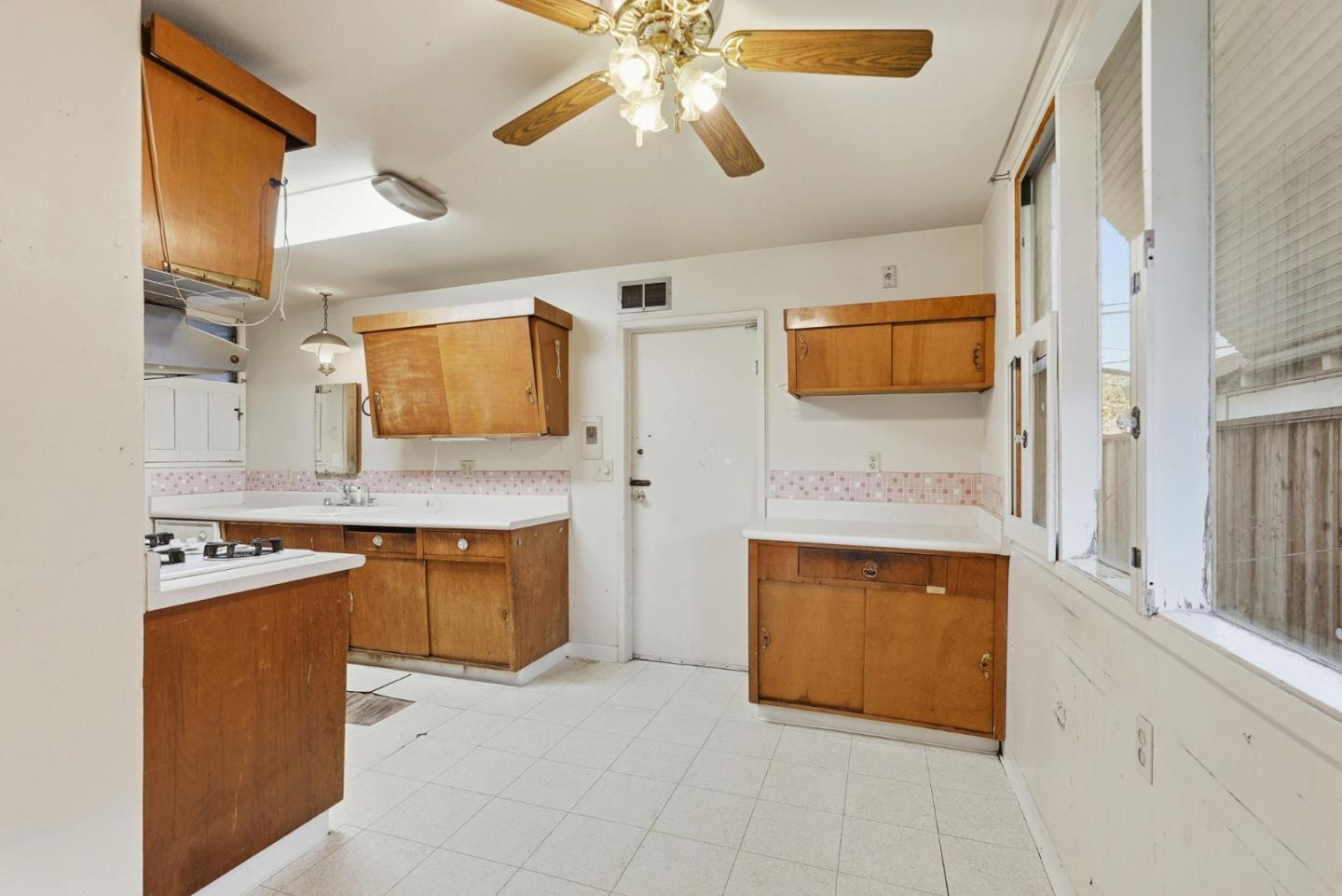 Detail Gallery Image 10 of 27 For 31047 Brae Burn Ave, Hayward,  CA 94544 - 3 Beds | 2 Baths