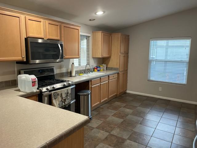 Detail Gallery Image 7 of 20 For 20 Russell Rd #64,  Salinas,  – 93906 - 3 Beds | 2 Baths