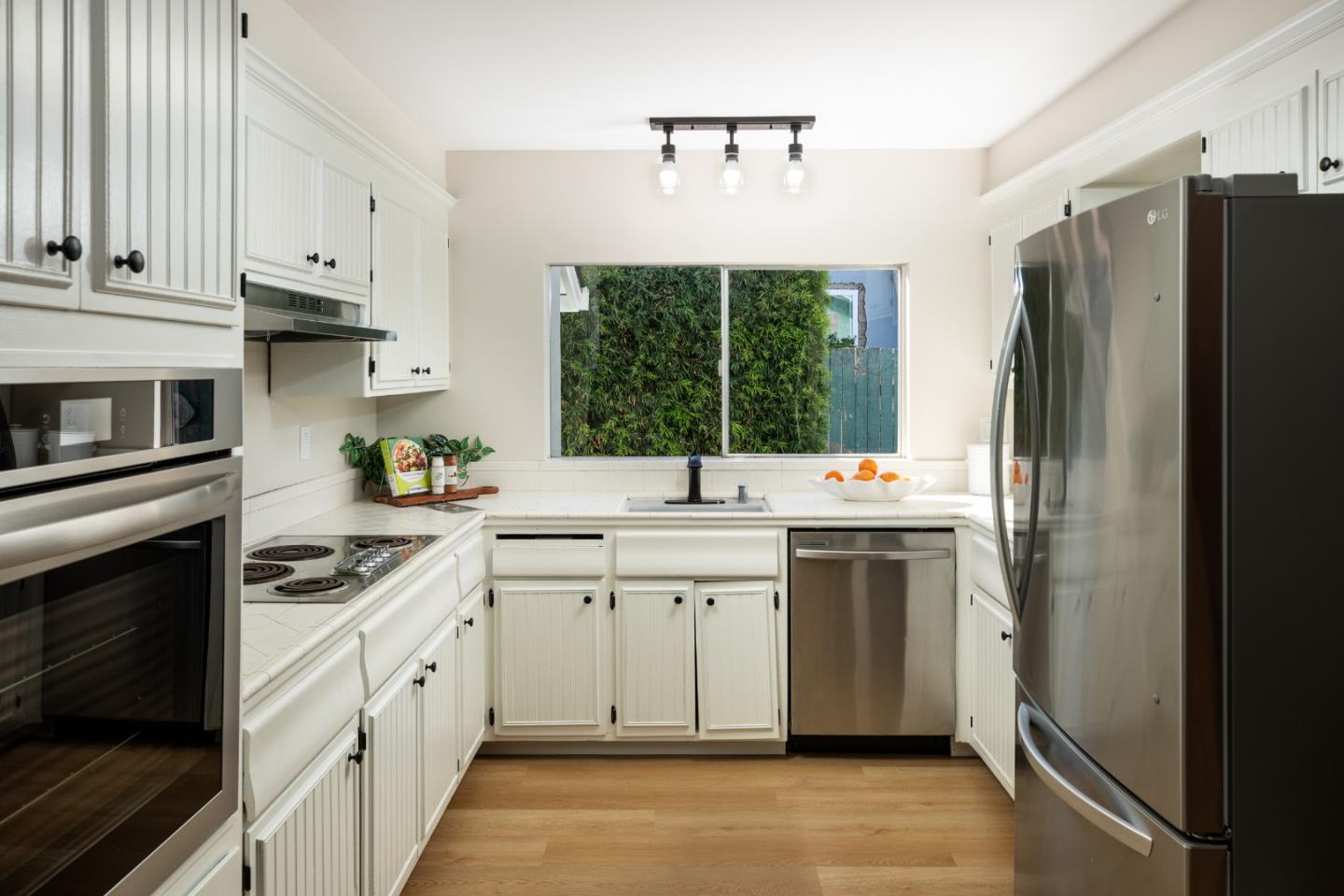 Detail Gallery Image 13 of 28 For 1423 Kyle Ct, Sunnyvale,  CA 94087 - 3 Beds | 2 Baths