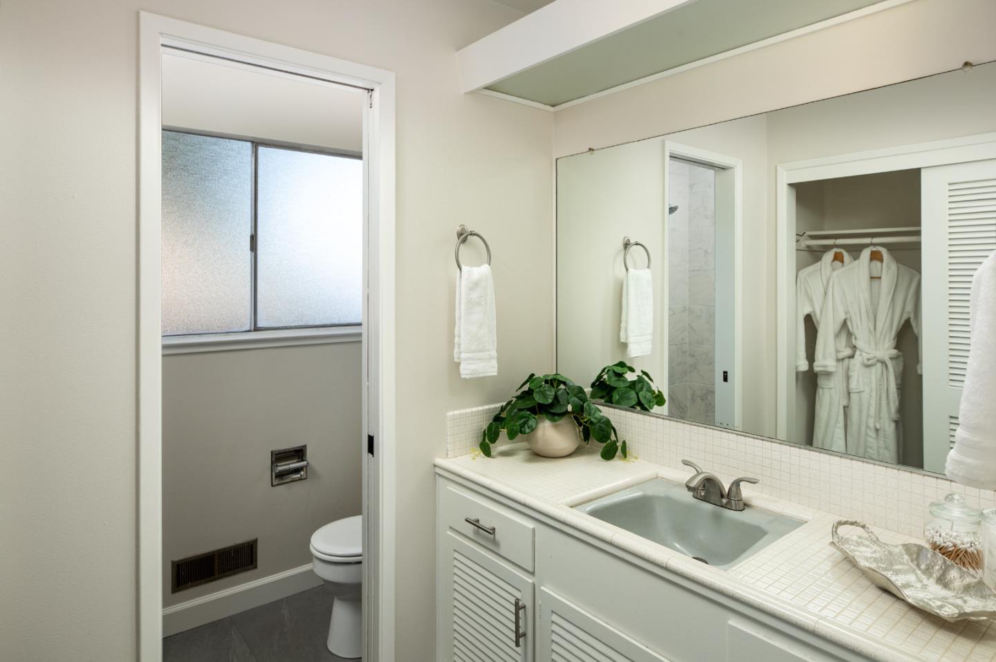 Detail Gallery Image 16 of 28 For 1423 Kyle Ct, Sunnyvale,  CA 94087 - 3 Beds | 2 Baths