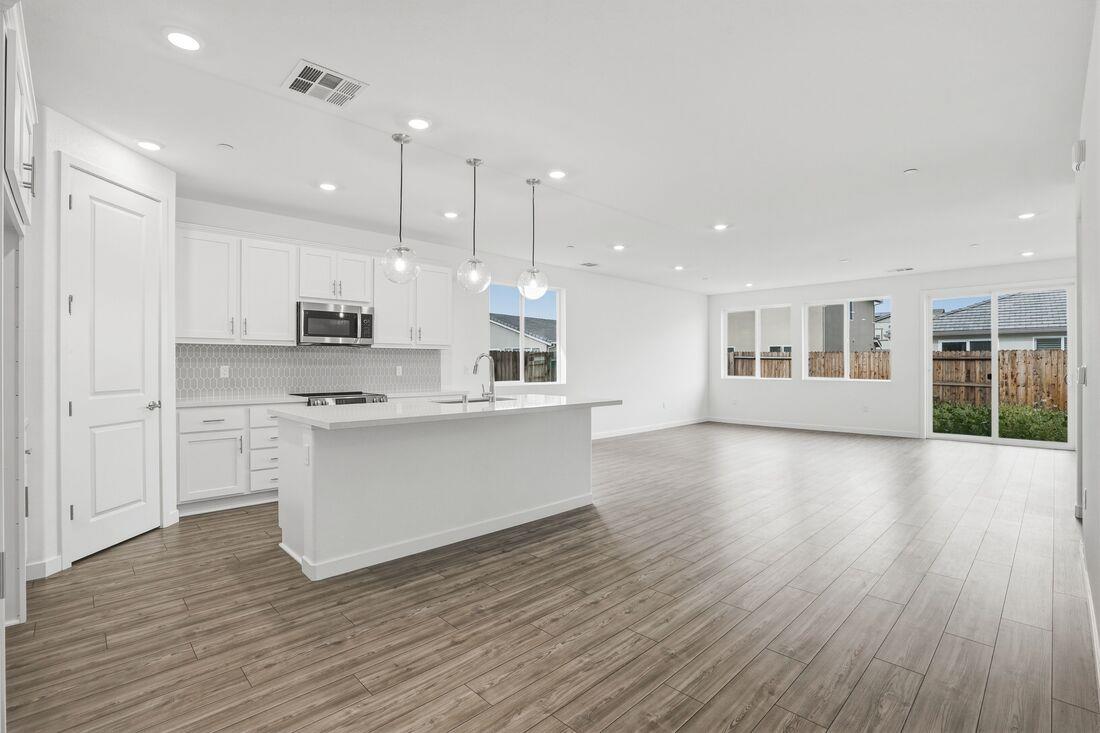 Detail Gallery Image 5 of 19 For 1729 Felbrigg Dr, Manteca,  CA 95337 - 4 Beds | 2 Baths