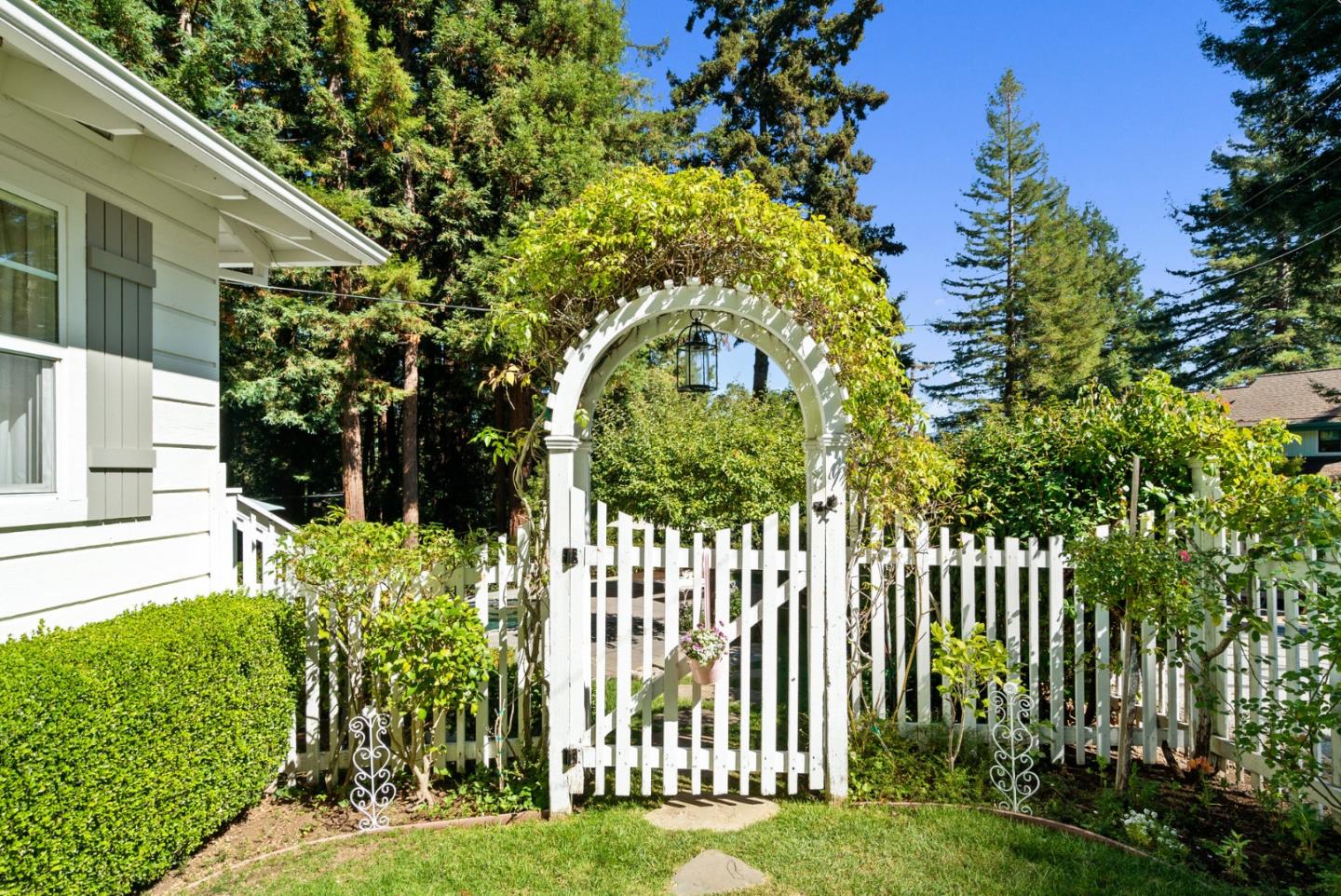 Detail Gallery Image 4 of 95 For 560 Hacienda Dr, Scotts Valley,  CA 95066 - 4 Beds | 3 Baths