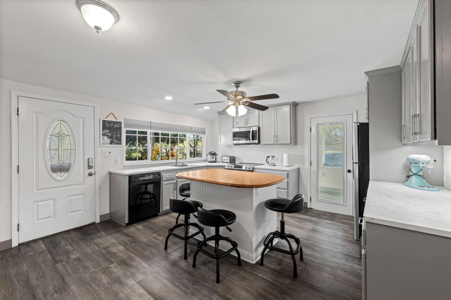 Detail Gallery Image 7 of 43 For 10395 Santa Teresa Blvd, Gilroy,  CA 95020 - 5 Beds | 2 Baths