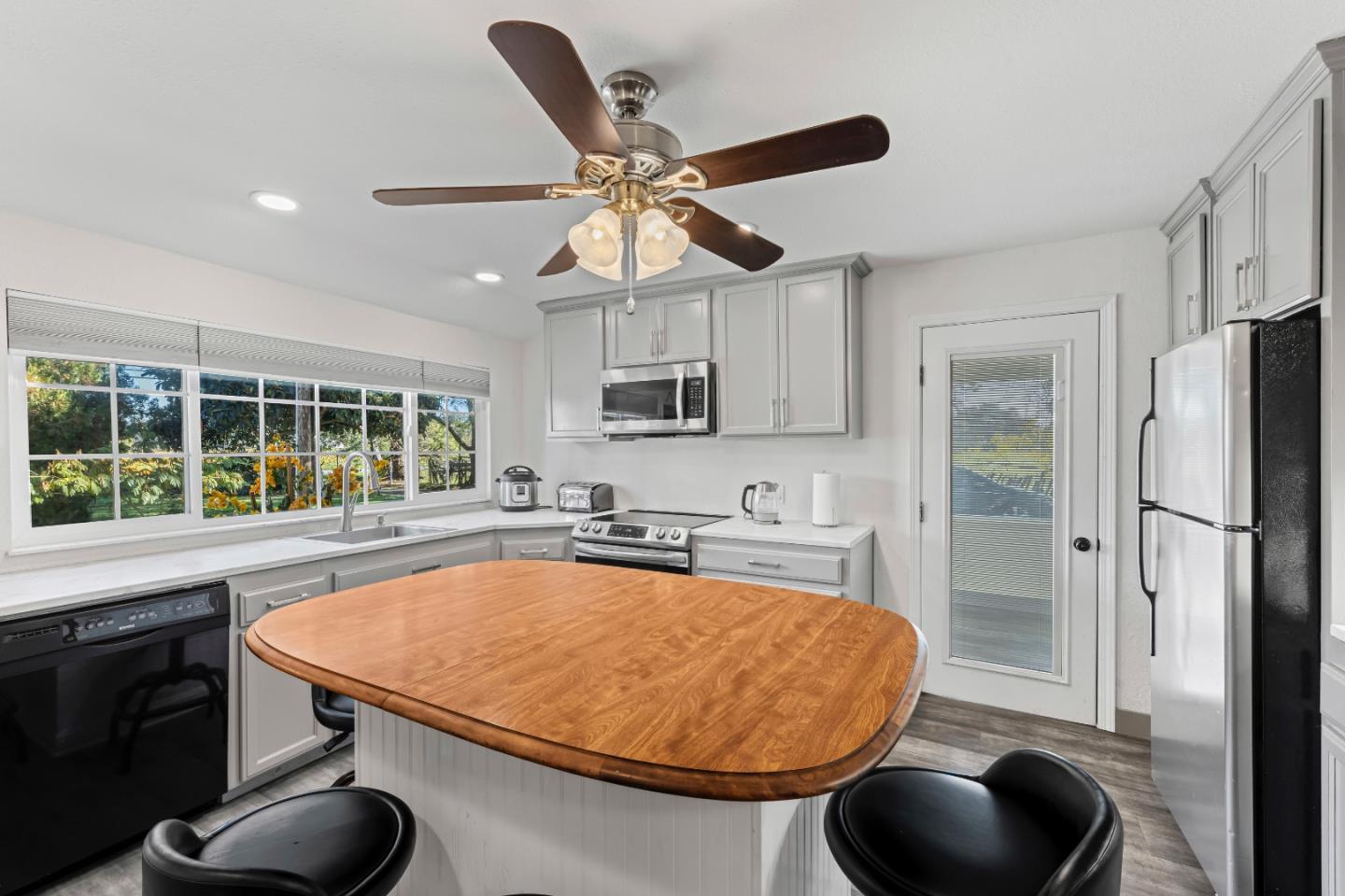 Detail Gallery Image 8 of 43 For 10395 Santa Teresa Blvd, Gilroy,  CA 95020 - 5 Beds | 2 Baths