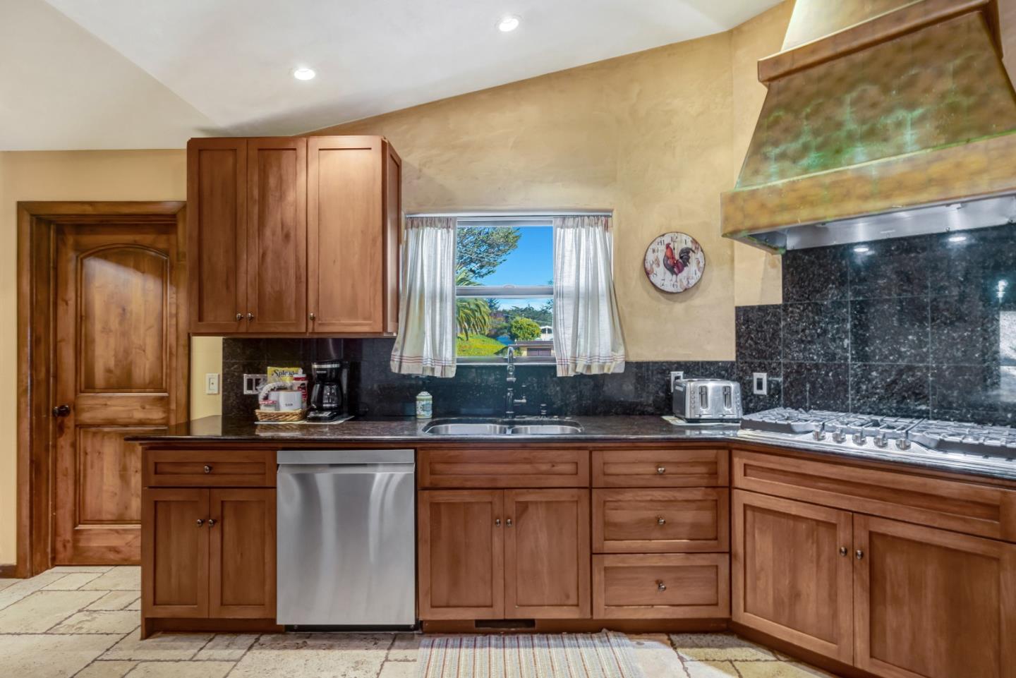 Detail Gallery Image 10 of 57 For 810 Altura Pl, Del Rey Oaks,  CA 93940 - 4 Beds | 2 Baths