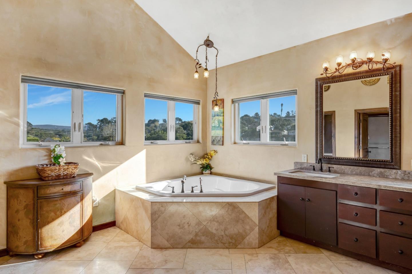 Detail Gallery Image 25 of 57 For 810 Altura Pl, Del Rey Oaks,  CA 93940 - 4 Beds | 2 Baths