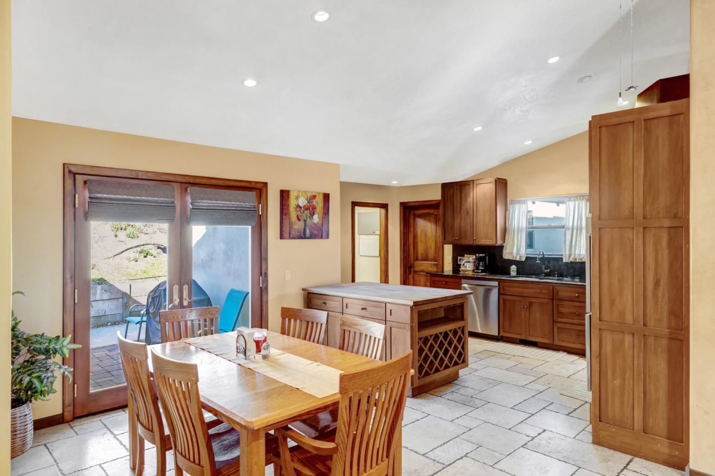 Detail Gallery Image 7 of 57 For 810 Altura Pl, Del Rey Oaks,  CA 93940 - 4 Beds | 2 Baths