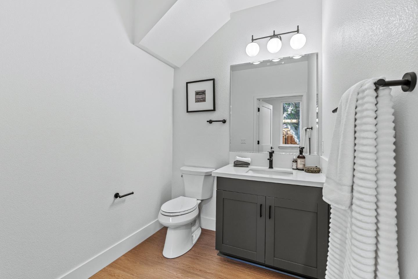 Detail Gallery Image 27 of 31 For 943 Woodside Rd, Redwood City,  CA 94061 - 4 Beds | 4 Baths