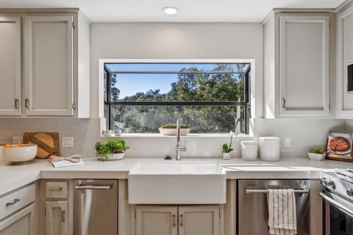 Detail Gallery Image 7 of 70 For 1100 Castro Rd, Monterey,  CA 93940 - 4 Beds | 2/1 Baths