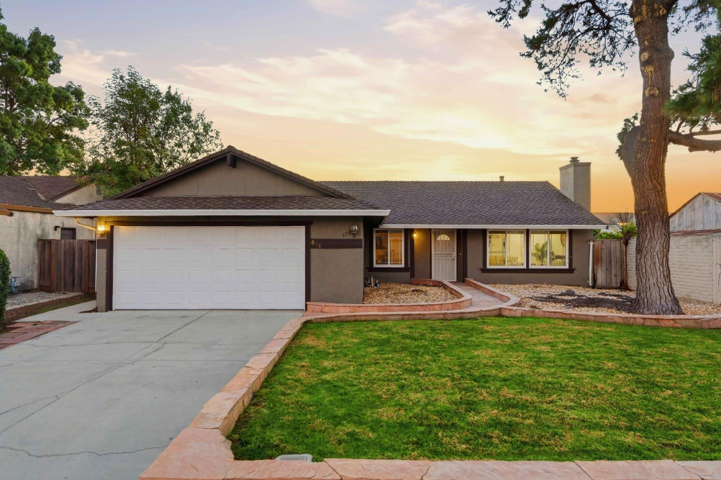 Detail Gallery Image 2 of 48 For 658 Albanese Cir, San Jose,  CA 95111 - 4 Beds | 2 Baths