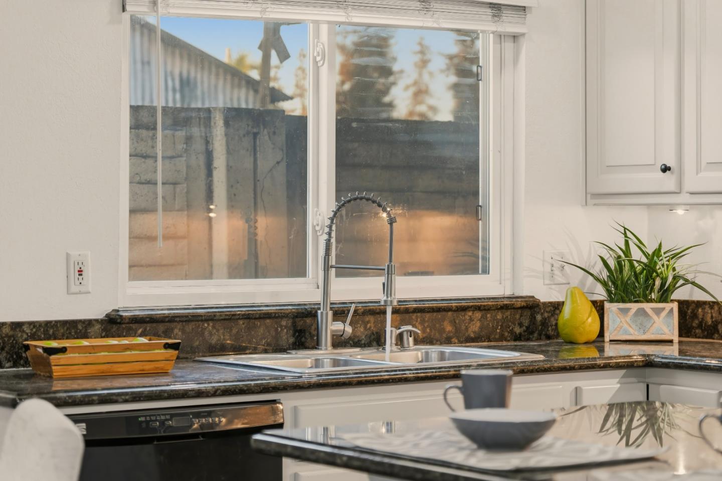 Detail Gallery Image 8 of 48 For 658 Albanese Cir, San Jose,  CA 95111 - 4 Beds | 2 Baths