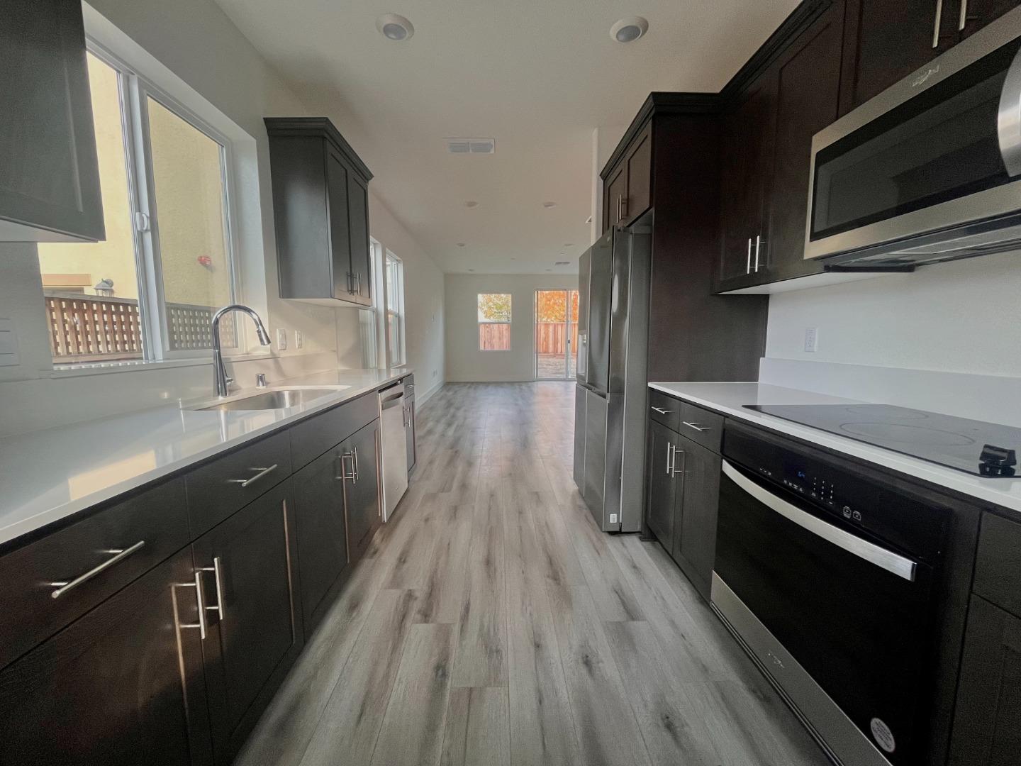 Detail Gallery Image 5 of 18 For 24704 Manzanita St, Hayward,  CA 94545 - 3 Beds | 2/1 Baths