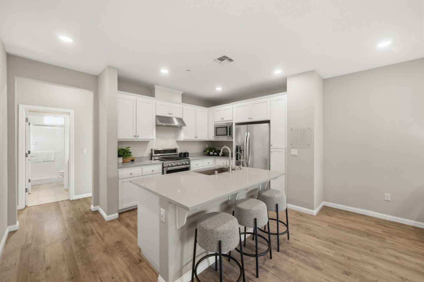 Detail Gallery Image 10 of 36 For 1915 Nevets Ln, San Jose,  CA 95133 - 3 Beds | 4 Baths